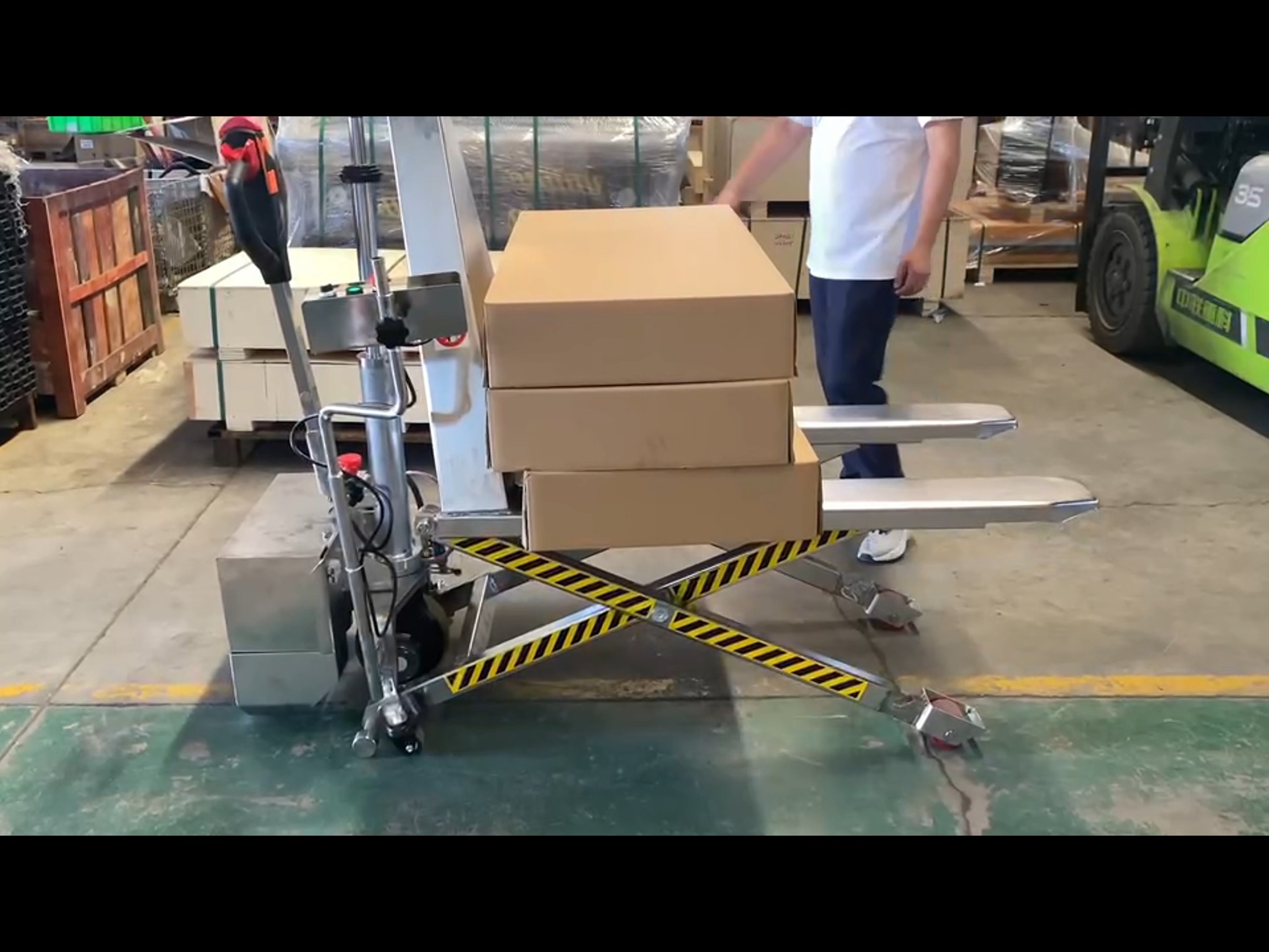 裝卸貨效率翻倍！揭秘一夜爆紅的裝卸貨神器——電動(dòng)叉車(chē)搬運(yùn)服務(wù)